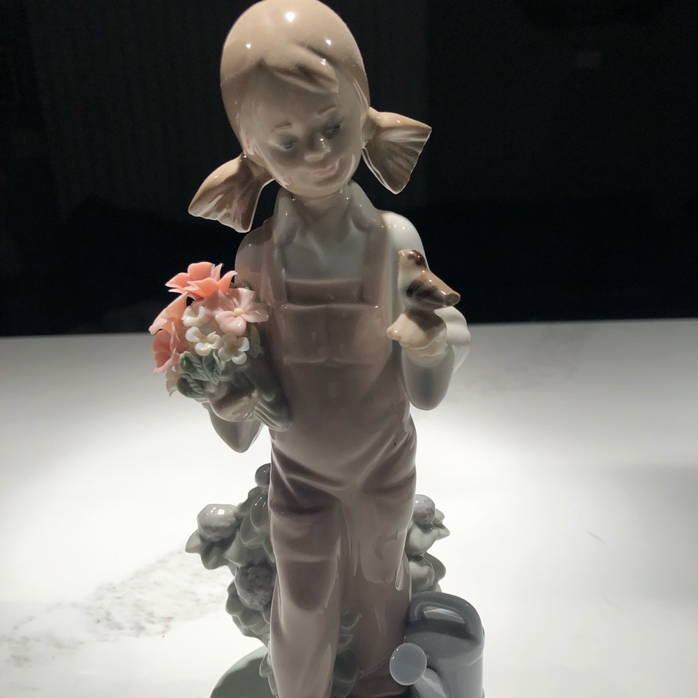 Lladro 5217  spring - girl with flowers - Picture 4 of 6